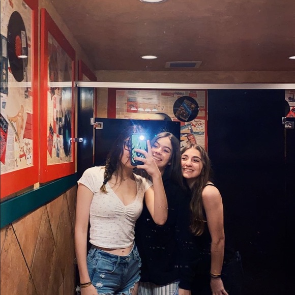 Meet your Posher, Lauren - Picture 3 of 3